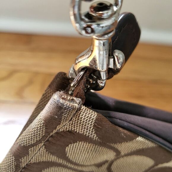 COACH Wristlet Signature Khaki With Brown Leather Trim Flaw - Picture 10 of 10